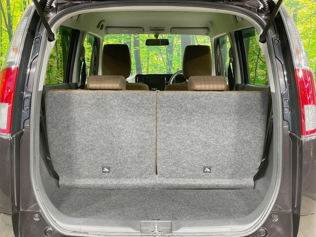 ���i�̂���������ʋ΁A���}���ɏ\���ȉ׎��X�y�[�X���m�ۂ��Ă���܂��B�Z�J���h�V�[�g��|���ƁA�傫�ȉו��̐ύڂ��\�ł���