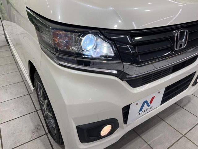 【HIDヘッドライト】非常に明るく前方を照らしてくれるので、悪天候や夜間の走行時も視界良好で安心してお乗りいただけます。