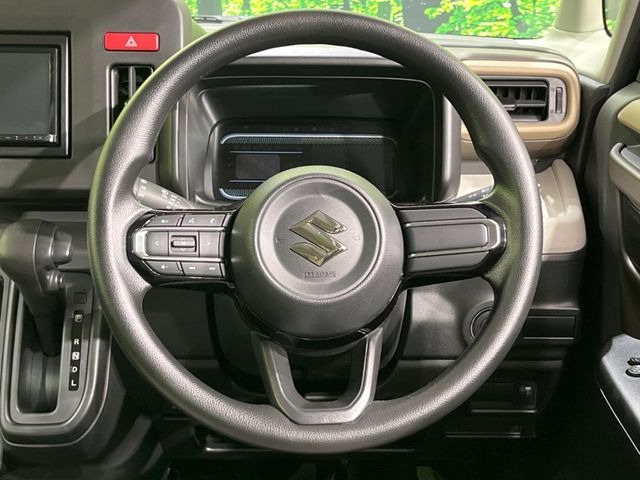 �C���e���A�ɍ��킹���f�U�C���̃X�e�A�����O�́A�^�]�������̂��Ƃ��l���A�^�]���₷���`��A�傫���ł��B�����x�A���ۂɐG���Ă��m���߂��������B