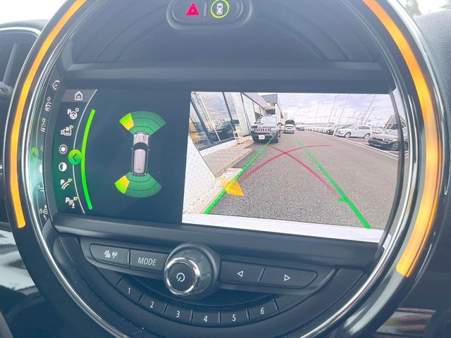●ガイドライン付きバックカメラ:不安な駐車もこれで安心!ガイドライン付きなので狭い箇所での駐車もラクラクです!