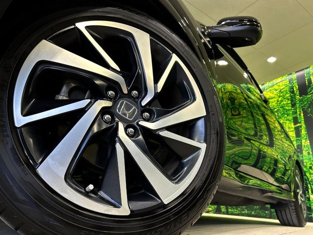 【純正18インチアルミホイール】外観にマッチした純正アルミホイールを装着しております。各種社外アルミホイールや、スタッドレスタイヤも取扱いしております。是非ご相談ください♪