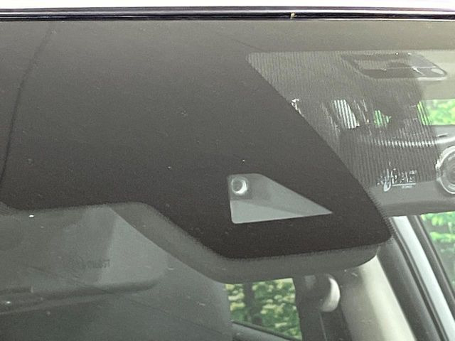 【エマージェンシーブレーキ】走行中に前方の車両等を認識し、衝突しそうな時は警報とブレーキで衝突回避と被害軽減をアシスト。より安全にドライブをお楽しみいただけます。