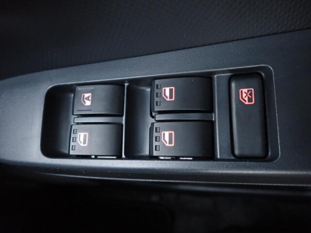 窓の開閉は電動(パワーウィンド)になりますので、便利ですよね。