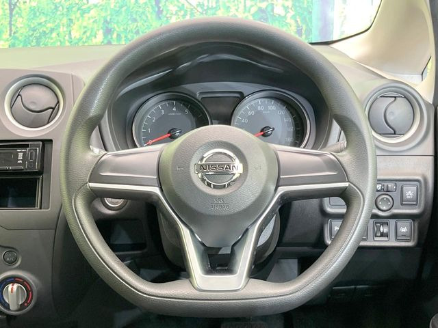 �C���e���A�ɍ��킹���f�U�C���̃X�e�A�����O�́A�^�]�������̂��Ƃ��l���A�^�]���₷���`��A�傫���ł��B�����x�A���ۂɐG���Ă��m���߂��������B