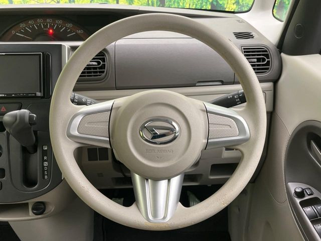 �C���e���A�ɍ��킹���f�U�C���̃X�e�A�����O�́A�^�]�������̂��Ƃ��l���A�^�]���₷���`��A�傫���ł��B�����x�A���ۂɐG���Ă��m���߂��������B