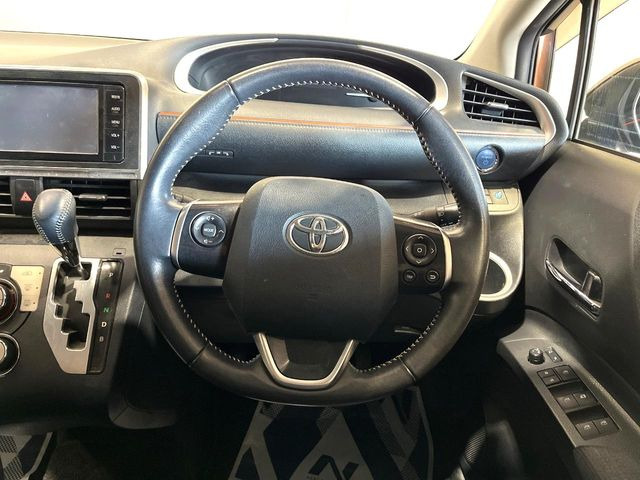 �C���e���A�ɍ��킹���f�U�C���̃X�e�A�����O�́A�^�]�������̂��Ƃ��l���A�^�]���₷���`��A�傫���ł��B�����x�A���ۂɐG���Ă��m���߂��������B