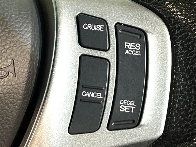 【クルーズコントロール】高速道路もラクラク走行。アクセルを離しても一定速度で走行ができ、長距離運転時の負担を軽減!加速・減速も簡単なスイッチ操作で調整できます。