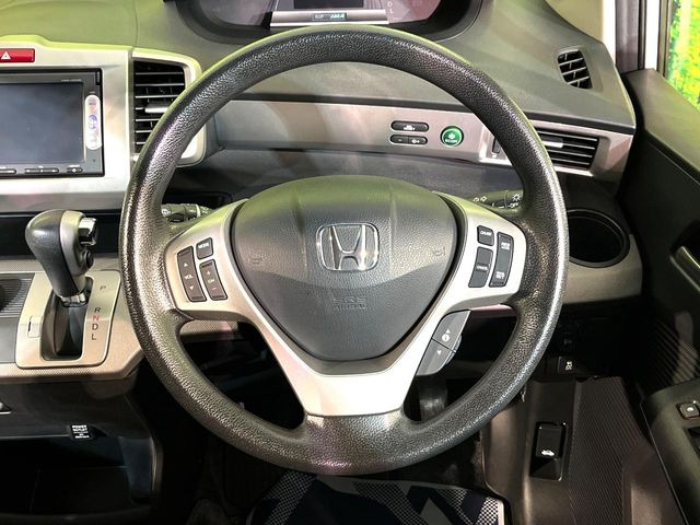 インテリアに合わせたデザインのステアリングは、運転される方のことも考え、運転しやすい形状、大きさです。是非一度、実際に触ってお確かめください。