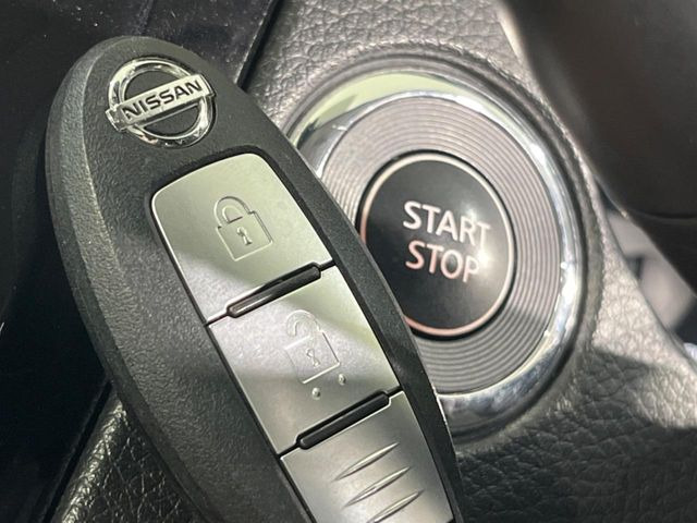 【インテリジェントキー】カバンやポケットに入れたままでもドアの施錠・解錠が可能なスマートキーを装備。エンジンのオン・オフ時もカギを取り出す必要が無いからとっても便利です♪