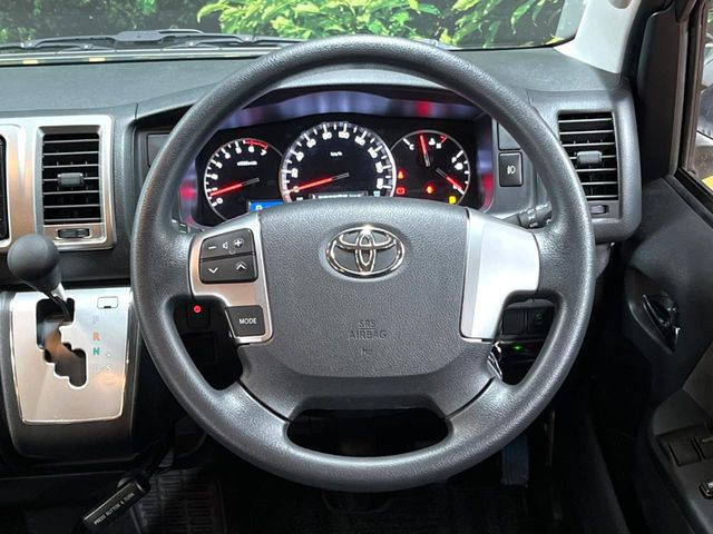 インテリアに合わせたデザインのステアリングは、運転される方のことも考え、運転しやすい形状、大きさです。是非一度、実際に触ってお確かめください。