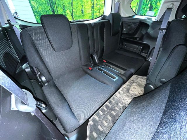 3列目シートはもちろん状態良好☆大人でもゆったりと座って頂けますので、大人数でのお出かけもラクラクです♪ご家族で、気の知れた仲間で、ドライブに行くのが楽しみですね♪