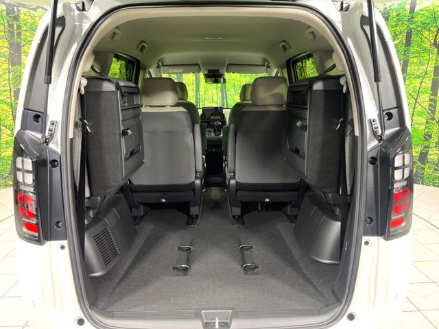 ラゲッジルームは、大容量のスペースを確保。普段のお買い物からレジャーまで、幅広く活躍してくれます!また、リアシートを倒すことでバリエーション豊かにお使いいただけます。