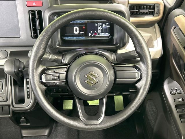 �C���e���A�ɍ��킹���f�U�C���̃X�e�A�����O�́A�^�]�������̂��Ƃ��l���A�^�]���₷���`��A�傫���ł��B�����x�A���ۂɐG���Ă��m���߂��������B