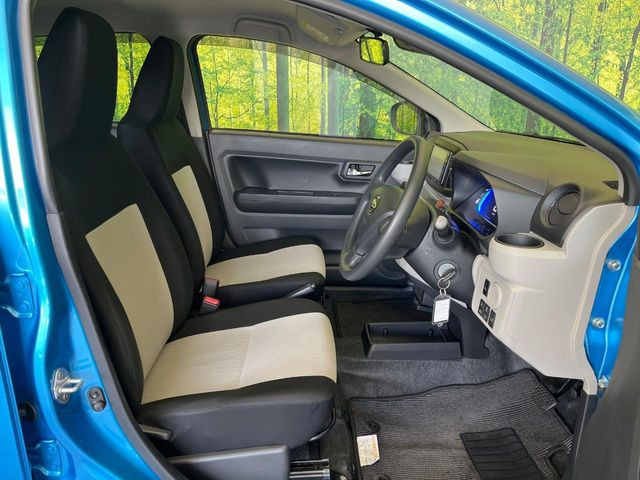 運転席シート廻りは使用感も少なく、良好な状態となっています。前オーナー様が丁寧に使っていたことがよくわかりますね。