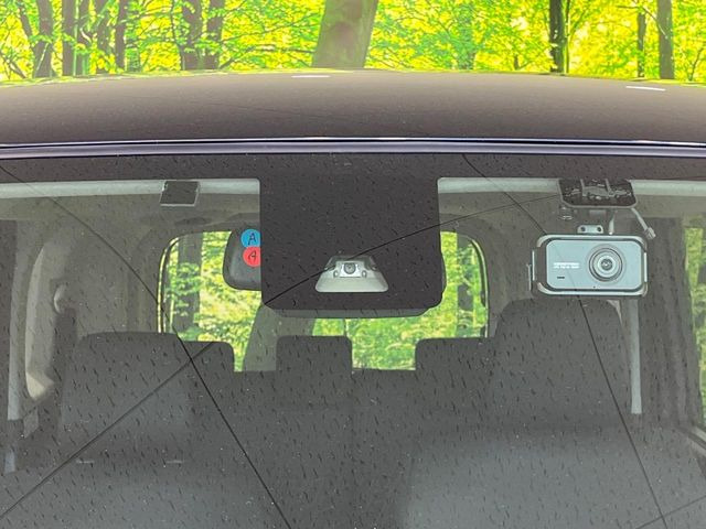 【スマートアシスト】走行中に前方の車両等を認識し、衝突しそうな時は警報とブレーキで衝突回避と被害軽減をアシスト。より安全にドライブをお楽しみいただけます。