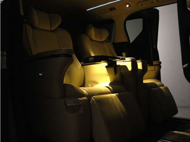 (☆プレミアムナッパ本革シート☆)なめらかでしっとりとした本革シート♪快適な温冷風シート機能、専用の読書灯、電動リクライニング、電動オットマン、格納テーブルと最上級グレード装備!