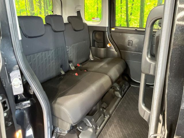 後部座席も気になるようなキズ・汚れやへたり等、大きなダメージはなく、良好な状態です。