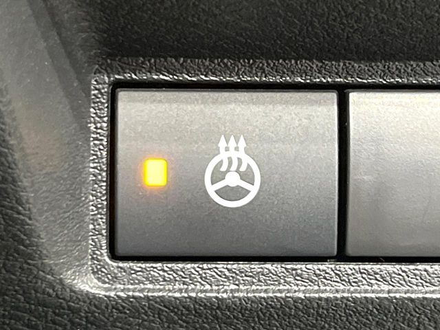 【ステアリングヒーター】冬場に冷たくなりやすい革巻きステアリングを、スイッチ一つで素早く適温に!エアコンよりも早く温まってくれるので、寒い日の運転も快適になりますね♪