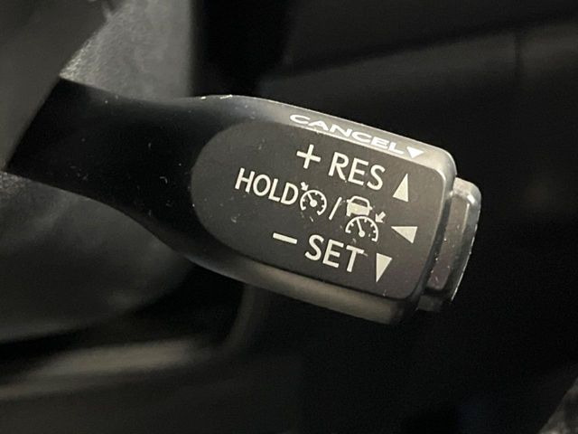 【レーダークルーズコントロール】高速道路での長距離走行が楽に!!自動で速度を保つクルーズコントロールが、衝突軽減システムと連携し、前方の車両を感知して車間を保つように速度調節してくれます!!