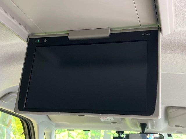 【フリップダウンモニター】大画面モニターで後席でもエンタメをお楽しみいただけます。小さなお子様にも大人気の装備です♪