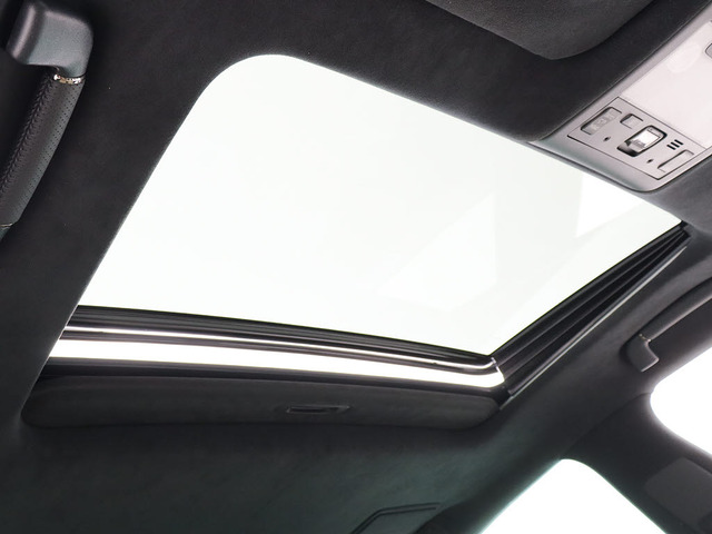 ★人気装備のサンルーフ!様々なドライブシーンで活躍してくれます!!開放感ある車内空間は気持ちがいいですよ!