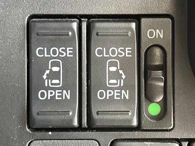 【両側パワースライドドア】スマートキーや運転席のスイッチで後席両側スライドドアの開閉が可能♪電動だから力を入れてドアを開ける必要が無く、小さなお子様でも簡単に開け閉めでき快適です♪