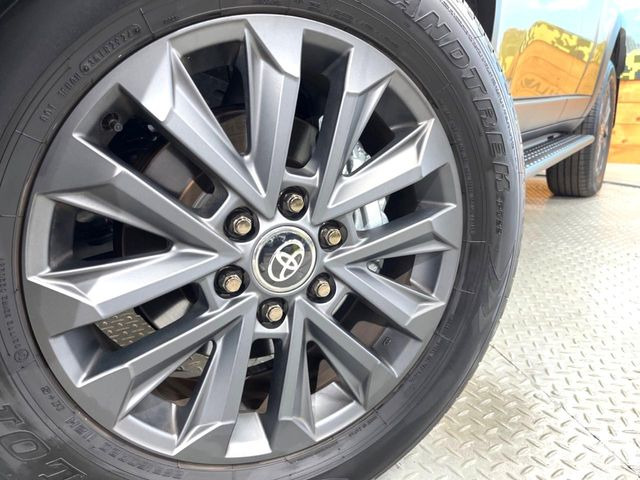 �y����20�C���`�A���~�z�C�[���z�O�ςɃ}�b�`���������A���~�z�C�[���𑕒����Ă���܂��B�e��ЊO�A���~�z�C�[����A�X�^�b�h���X�^�C�����戵�����Ă���܂��B���񂲑��k����������