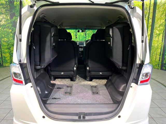 普段のお買い物や通勤、送迎等に十分な荷室スペースを確保しております。セカンドシートを倒すと、大きな荷物の積載も可能です♪