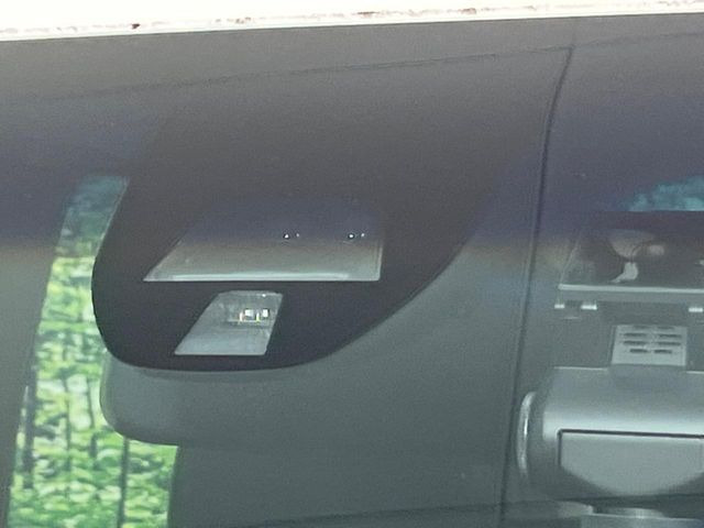 【ホンダセンシング】走行中に前方の車両等を認識し、衝突しそうな時は警報とブレーキで衝突回避と被害軽減をアシスト。より安全にドライブをお楽しみいただけます。