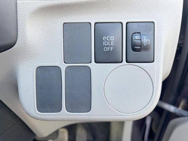 【アイドリングストップ】赤信号や渋滞で停車した際にエンジンを停止し、無駄な燃料の消費を抑えます。燃費向上や環境保護につなげる機能♪エンジンはブレーキを離せば再始動します。