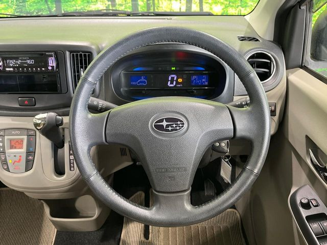 �C���e���A�ɍ��킹���f�U�C���̃X�e�A�����O�́A�^�]�������̂��Ƃ��l���A�^�]���₷���`��A�傫���ł��B�����x�A���ۂɐG���Ă��m���߂��������B