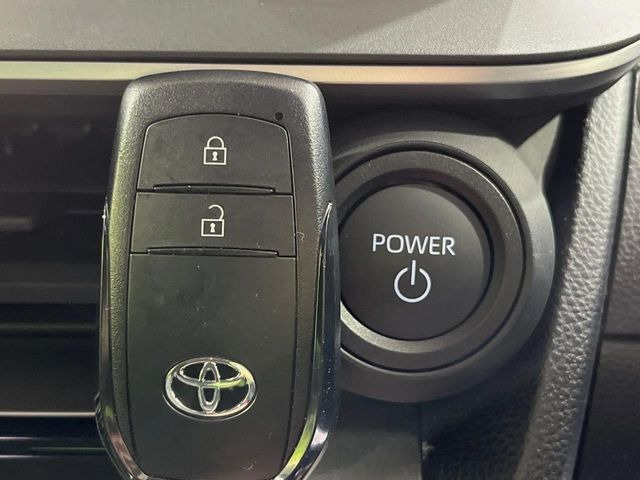 【スマートキー】カバンやポケットに入れたままでもドアの施錠・解錠が可能なスマートキーを装備。エンジンのオン・オフ時もカギを取り出す必要が無いからとっても便利です♪