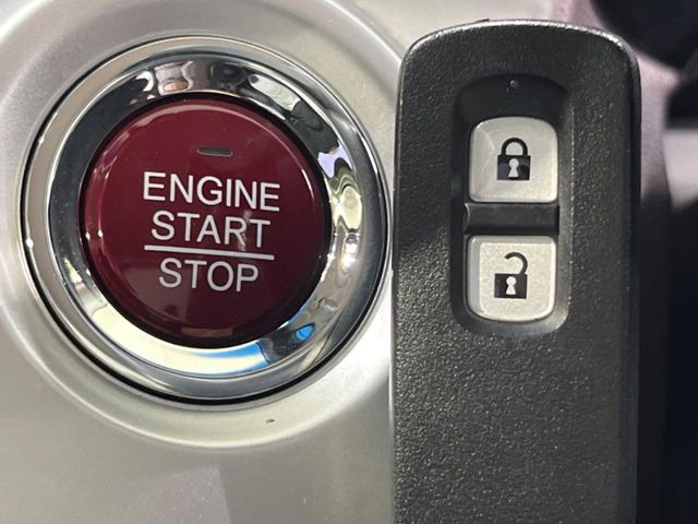【Hondaスマートキー】カバンやポケットに入れたままでもドアの施錠・解錠が可能なスマートキーを装備。エンジンのオン・オフ時もカギを取り出す必要が無いからとっても便利です♪