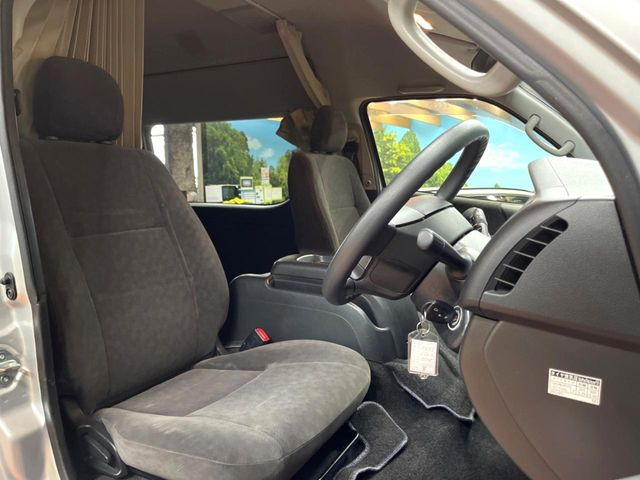 運転席シート廻りは使用感も少なく、良好な状態となっています。丁寧に使われていたことがよくわかりますね。