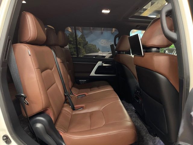 後部座席も気になるようなキズ・汚れやへたり等、大きなダメージはなく、良好な状態です。