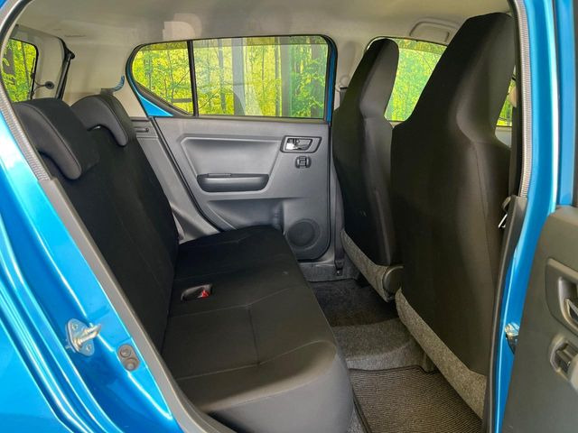 後部座席も気になるようなキズ・汚れやへたり等、大きなダメージはなく、良好な状態です。