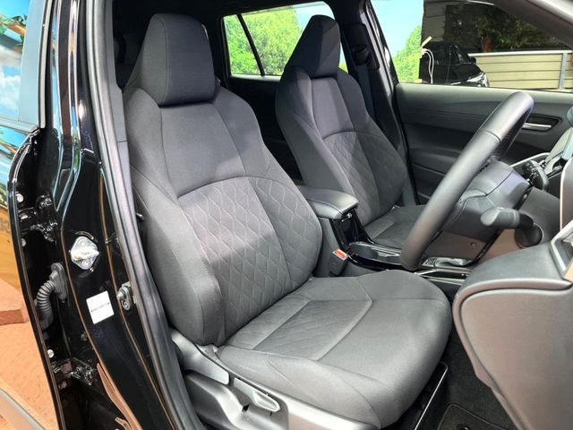 運転席まわりには十分なスペースがあり、大柄な方でもゆったり運転していただける環境です。