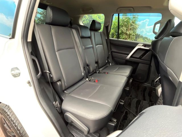 後部座席も気になるようなキズ・汚れやへたり等、大きなダメージはなく、良好な状態です。