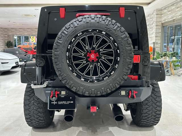 【屋内展示場完備】雨が降っても風が吹いても、暑くても寒くてもゆっくりお車をご覧いただけます⇒