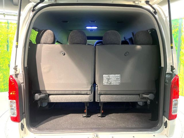 ���i�̂���������ʋ΁A���}���ɏ\���ȉ׎��X�y�[�X���m�ۂ��Ă���܂��B4��ڃV�[�g�𒵂ˏグ��ƁA�傫�ȉו��̐ύڂ��\�ł���