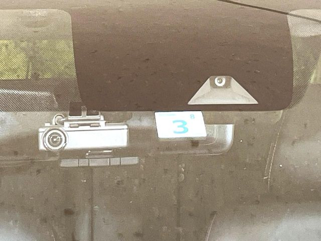 �y�G�}�[�W�F���V�[�u���[�L�z���s���ɑO���̎ԗ�����F�����A�Փ˂������Ȏ��͌x��ƃu���[�L�ŏՓˉ���Ɣ�Q�y�����A�V�X�g�B�����S�Ƀh���C�u�����y���݂��������܂��B