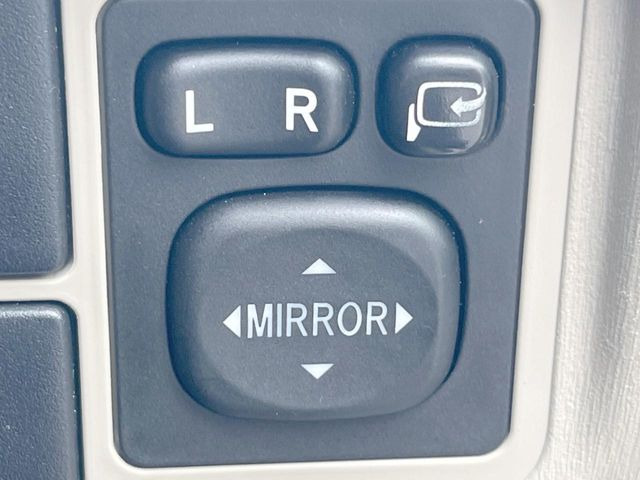 �y�d���i�[�~���[�z�T�C�h�~���[�͓d���i�[���ƂȂ��Ă���A�������ԏ�ł��L�Y�������X�N��}�����܂��B