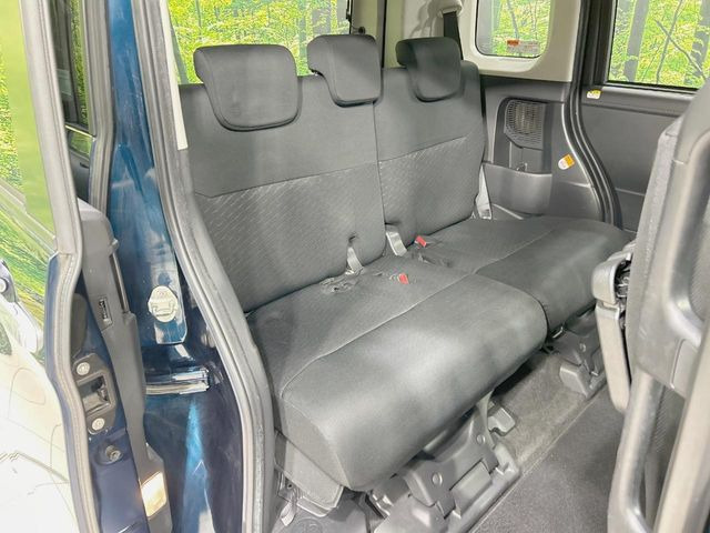 後部座席も気になるようなキズ・汚れやへたり等、大きなダメージはなく、良好な状態です。