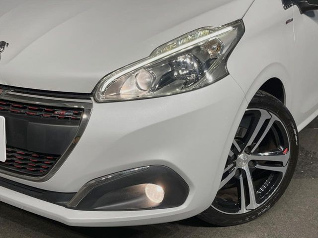 ●ヘッドライト:ヘッドライトは黄ばみも少なく、綺麗な状態を保っております。黄ばみ防止のレンズコーティングの施工も可能でございます。