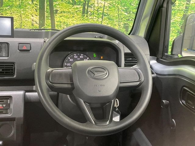 �C���e���A�ɍ��킹���f�U�C���̃X�e�A�����O�́A�^�]�������̂��Ƃ��l���A�^�]���₷���`��A�傫���ł��B�����x�A���ۂɐG���Ă��m���߂��������B