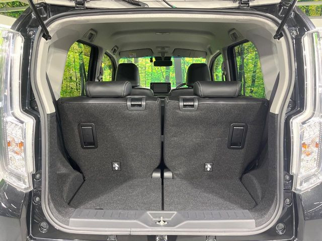 普段のお買い物や通勤、送迎等に十分な荷室スペースを確保しております。セカンドシートを倒すと、大きな荷物の積載も可能です♪