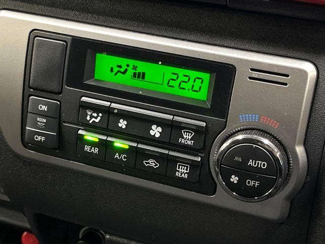 【オートエアコン】一度お好みの温度に設定すれば、車内の温度を検知し風量や温度を自動で調整。暑い…寒い…と何度もスイッチ操作をする必要はありません。快適な車内空間には必須の機能ですね♪