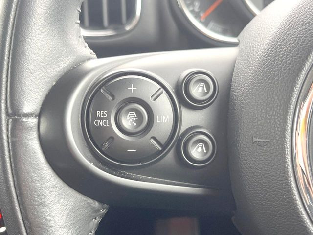 ●アクティブクルーズコントロール:前の車との車間距離を一定にとりつつ、一定速度で自動走行してくれる次世代のクルーズコントロール!主に高速道路や自動車専用道路で使用する便利な機能です!