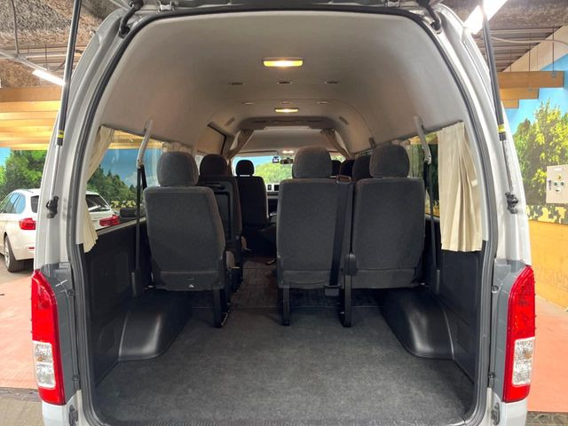 ラゲッジルームは、大容量のスペースを確保。普段のお買い物からレジャーまで、幅広く活躍してくれます!また、リアシートを倒すことでバリエーション豊かにお使いいただけます。