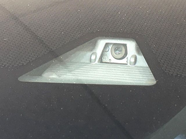 【ホンダセンシング】走行中に前方の車両等を認識し、衝突しそうな時は警報とブレーキで衝突回避と被害軽減をアシスト。より安全にドライブをお楽しみいただけます。